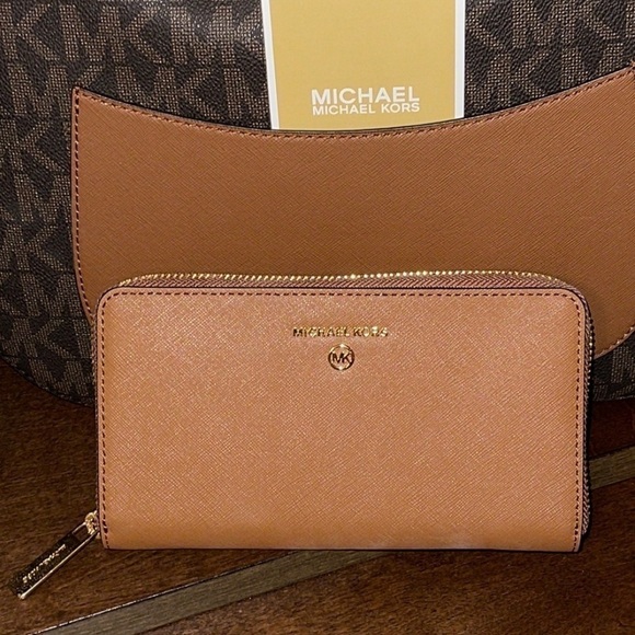 Michael Kors Handbags - NWT Michael Kors Jet Set Charm Wallet